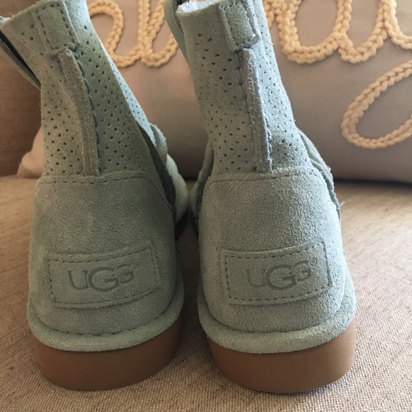 Ugg mini unlined Perf boot women's size 5 NWT - Picture 5 of 7